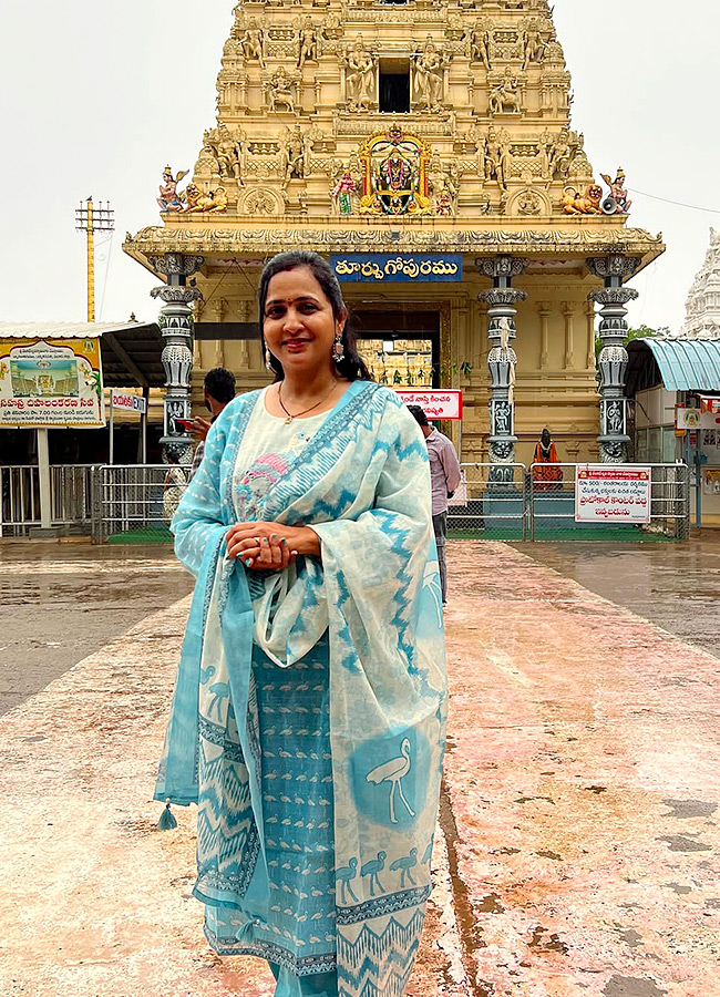 Anchor Lasya and Husband Manjunath Perform Srivari Seva Photos3