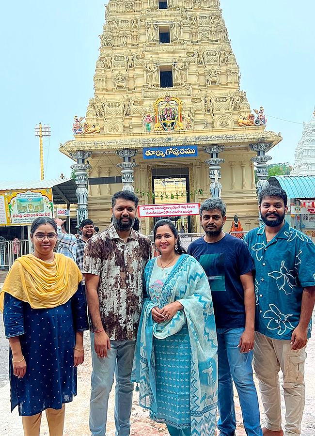 Anchor Lasya and Husband Manjunath Perform Srivari Seva Photos8