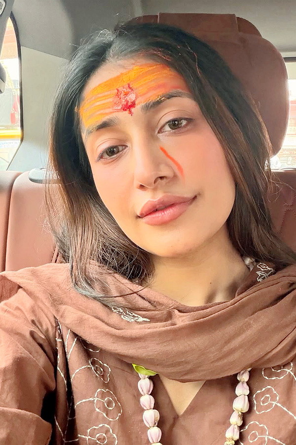 Dhanashree Verma visits temple Photos2