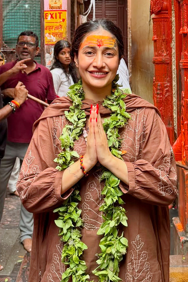 Dhanashree Verma visits temple Photos11
