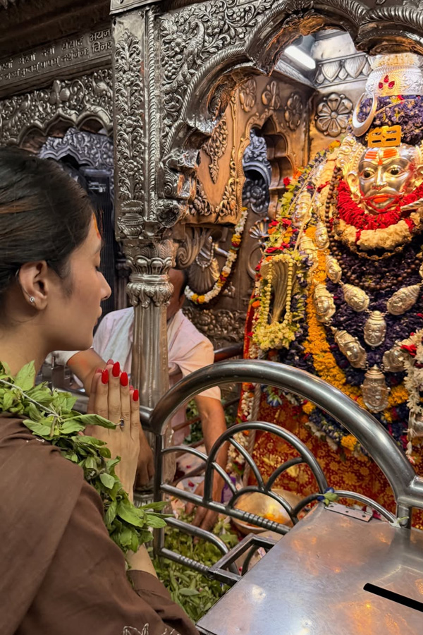 Dhanashree Verma visits temple Photos3