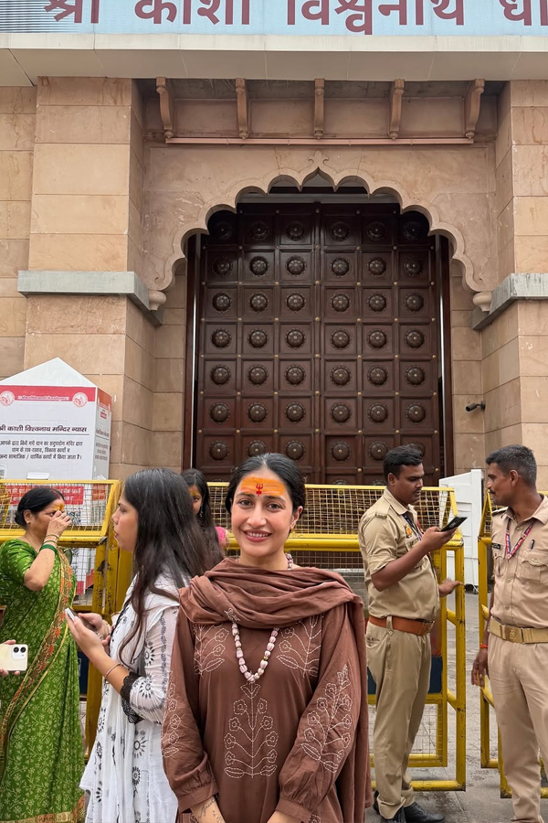 Dhanashree Verma visits temple Photos4