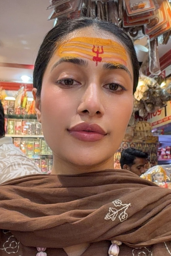 Dhanashree Verma visits temple Photos5