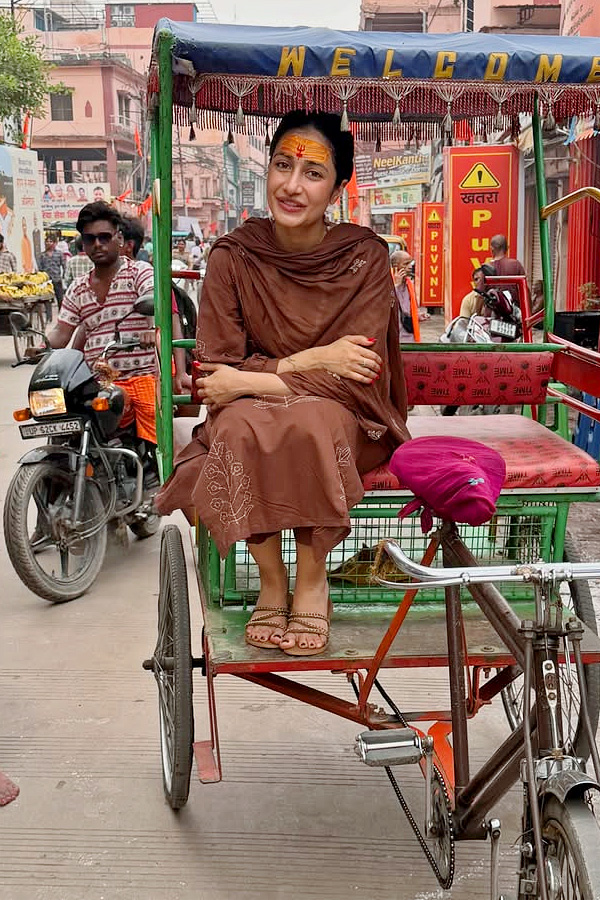 Dhanashree Verma visits temple Photos6