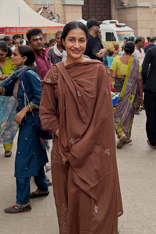 Dhanashree Verma visits temple Photos9