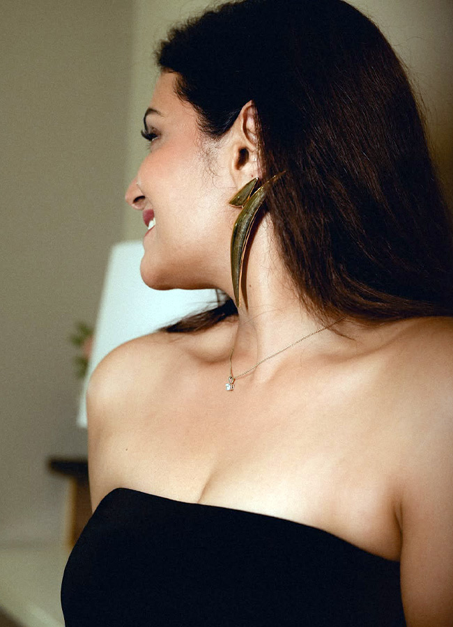 Divya Pillai Stuns in a Black Dress Photos4