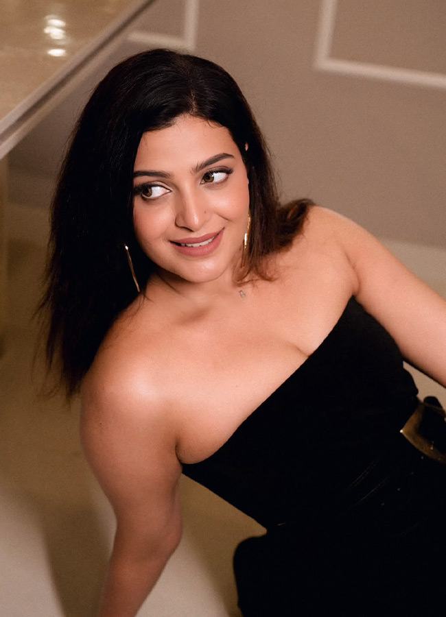 Divya Pillai Stuns in a Black Dress Photos8