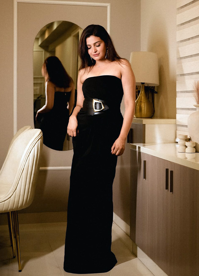 Divya Pillai Stuns in a Black Dress Photos9