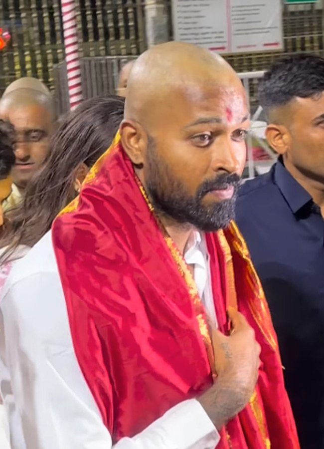 Hardik Pandya Visits Tirumala Seeks Blessings of Lord Venkateswara photos10