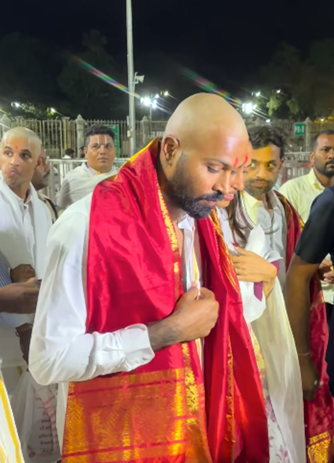 Hardik Pandya Visits Tirumala Seeks Blessings of Lord Venkateswara photos3