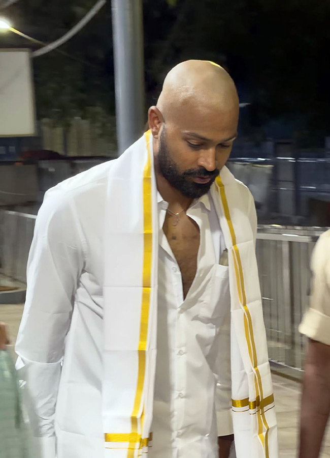Hardik Pandya Visits Tirumala Seeks Blessings of Lord Venkateswara photos4