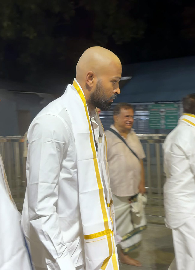 Hardik Pandya Visits Tirumala Seeks Blessings of Lord Venkateswara photos5