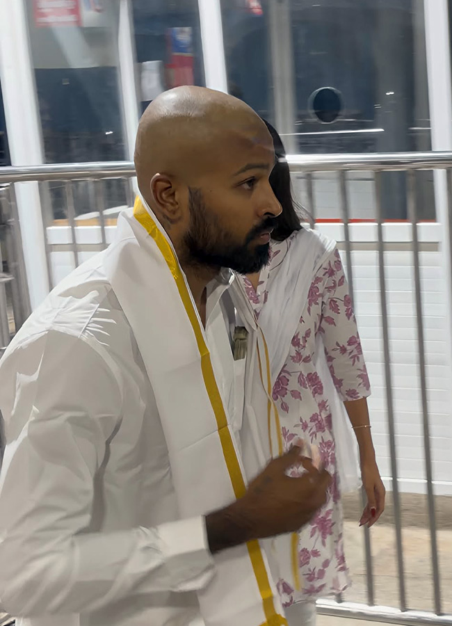 Hardik Pandya Visits Tirumala Seeks Blessings of Lord Venkateswara photos6