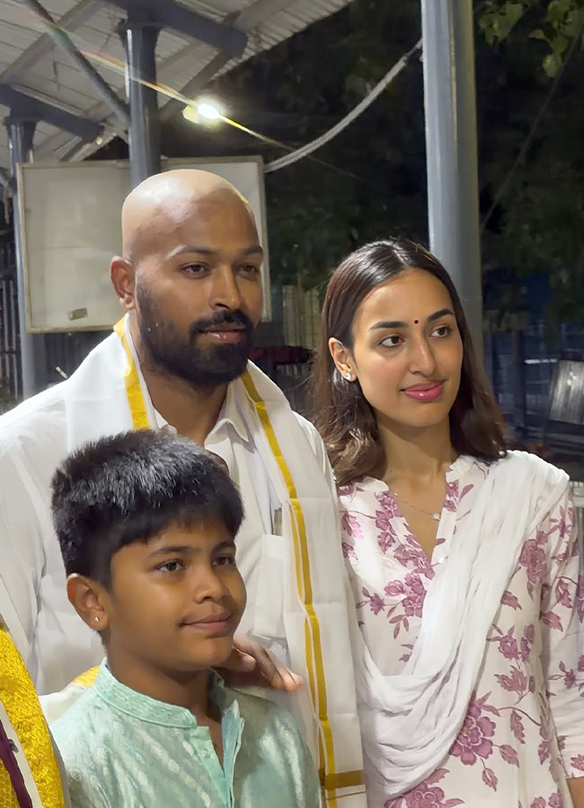 Hardik Pandya Visits Tirumala Seeks Blessings of Lord Venkateswara photos9