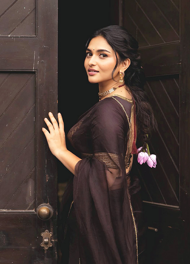 Kayadu Lohar Stuns in a Black Saree Gorgeous Photos10