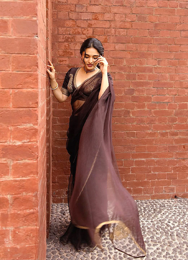 Kayadu Lohar Stuns in a Black Saree Gorgeous Photos9