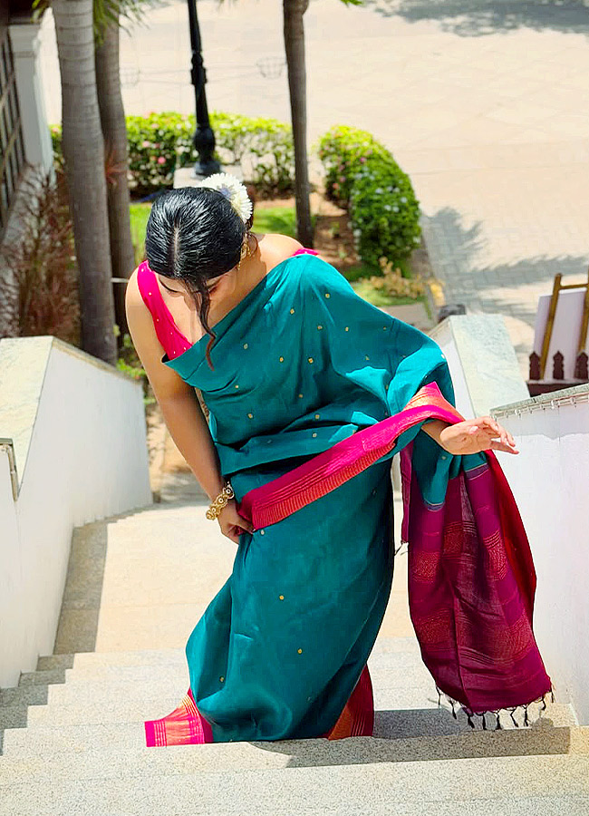 Nivetha Thomas Stuns in a Gorgeous Saree Looks Photos5
