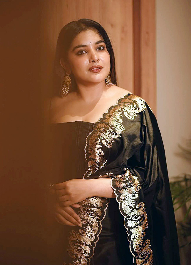 Nivetha Thomas Stuns in a Gorgeous Saree Looks Photos8