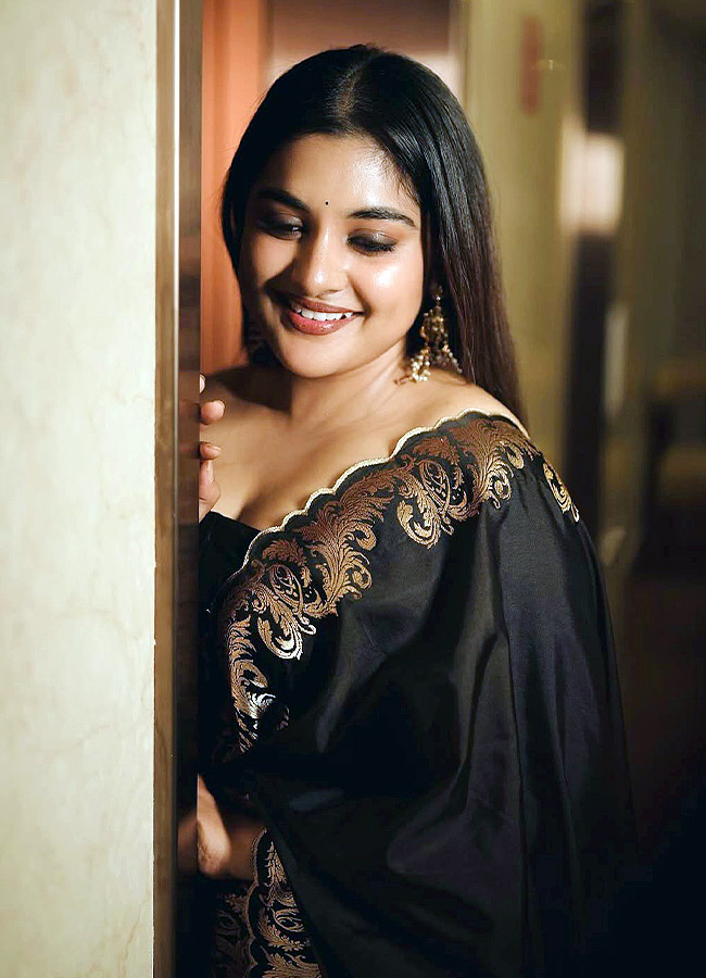 Nivetha Thomas Stuns in a Gorgeous Saree Looks Photos9