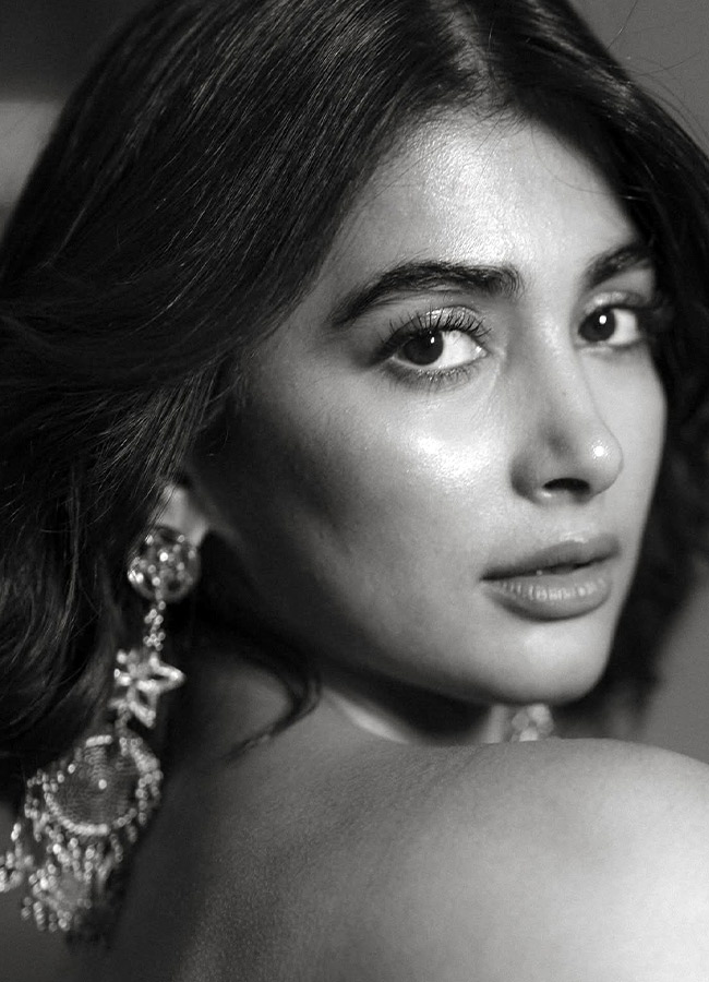Pooja Hegde Stuns in a Gorgeous Look Photos5