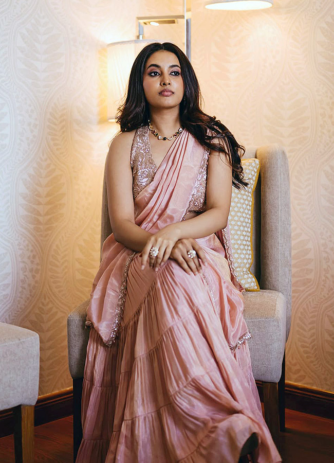 Priyanka Arul Mohan Looks Even More Beautiful in a Saree Photos4