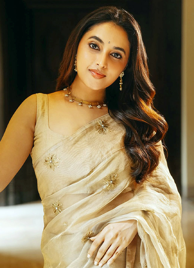 Priyanka Arul Mohan Looks Even More Beautiful in a Saree Photos8