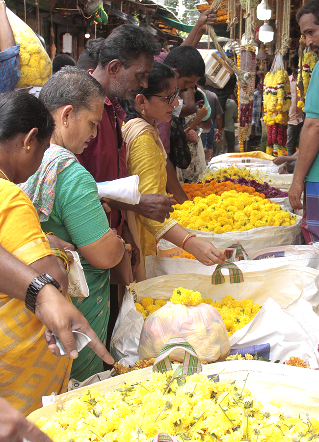 Rush In Markets : Varalakshmi Vratham 2026 HD Photos10