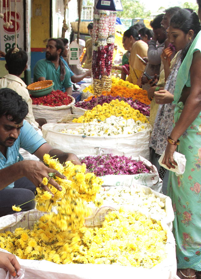 Rush In Markets : Varalakshmi Vratham 2026 HD Photos11