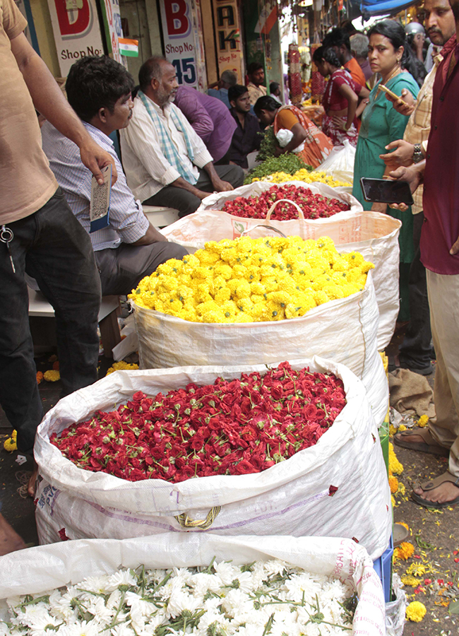 Rush In Markets : Varalakshmi Vratham 2026 HD Photos12