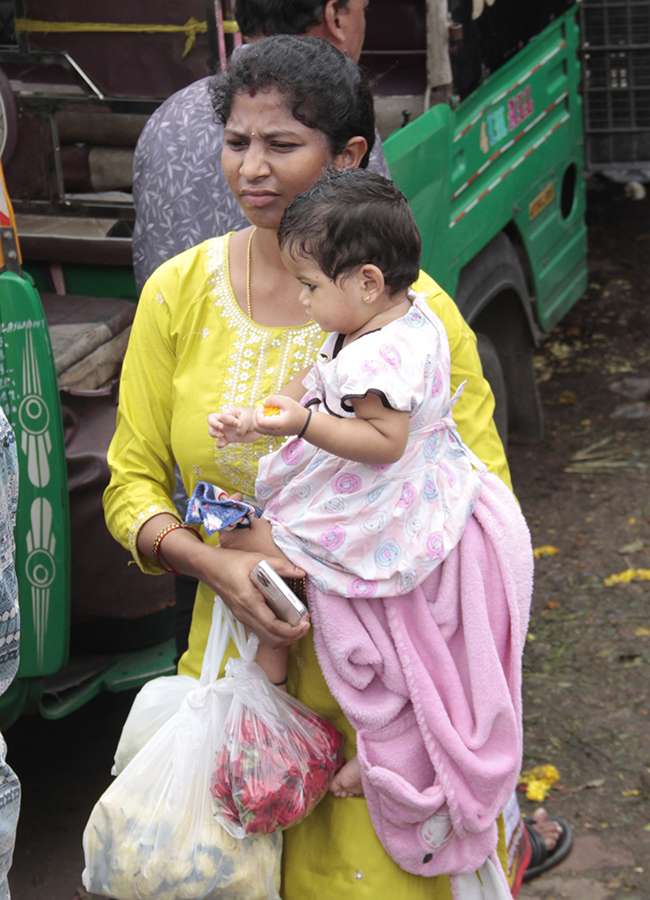 Rush In Markets : Varalakshmi Vratham 2026 HD Photos14