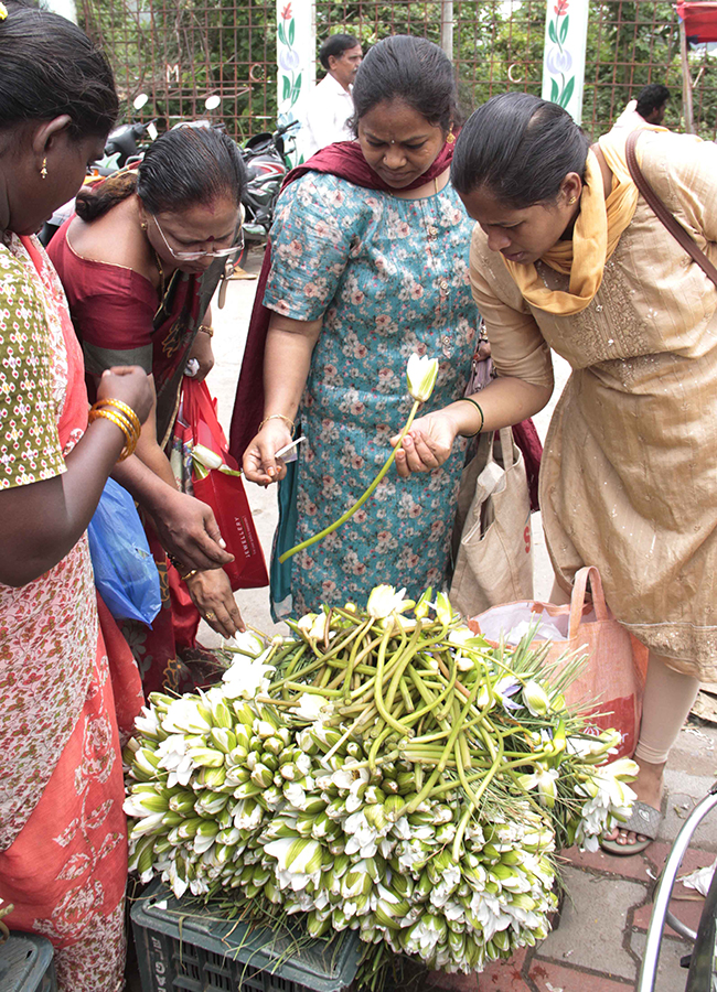 Rush In Markets : Varalakshmi Vratham 2026 HD Photos17