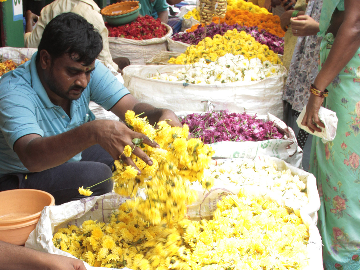 Rush In Markets : Varalakshmi Vratham 2026 HD Photos19