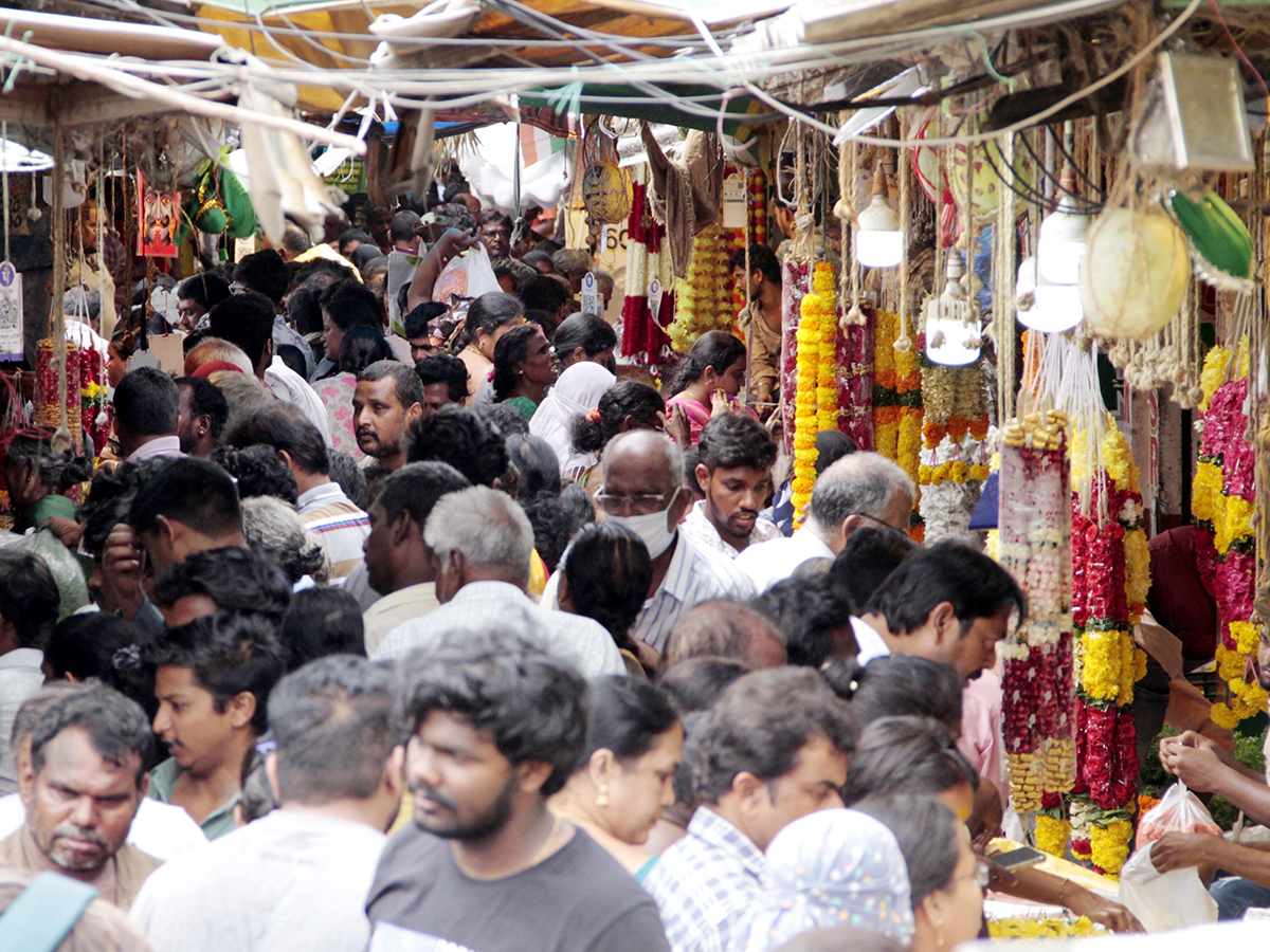 Rush In Markets : Varalakshmi Vratham 2026 HD Photos2