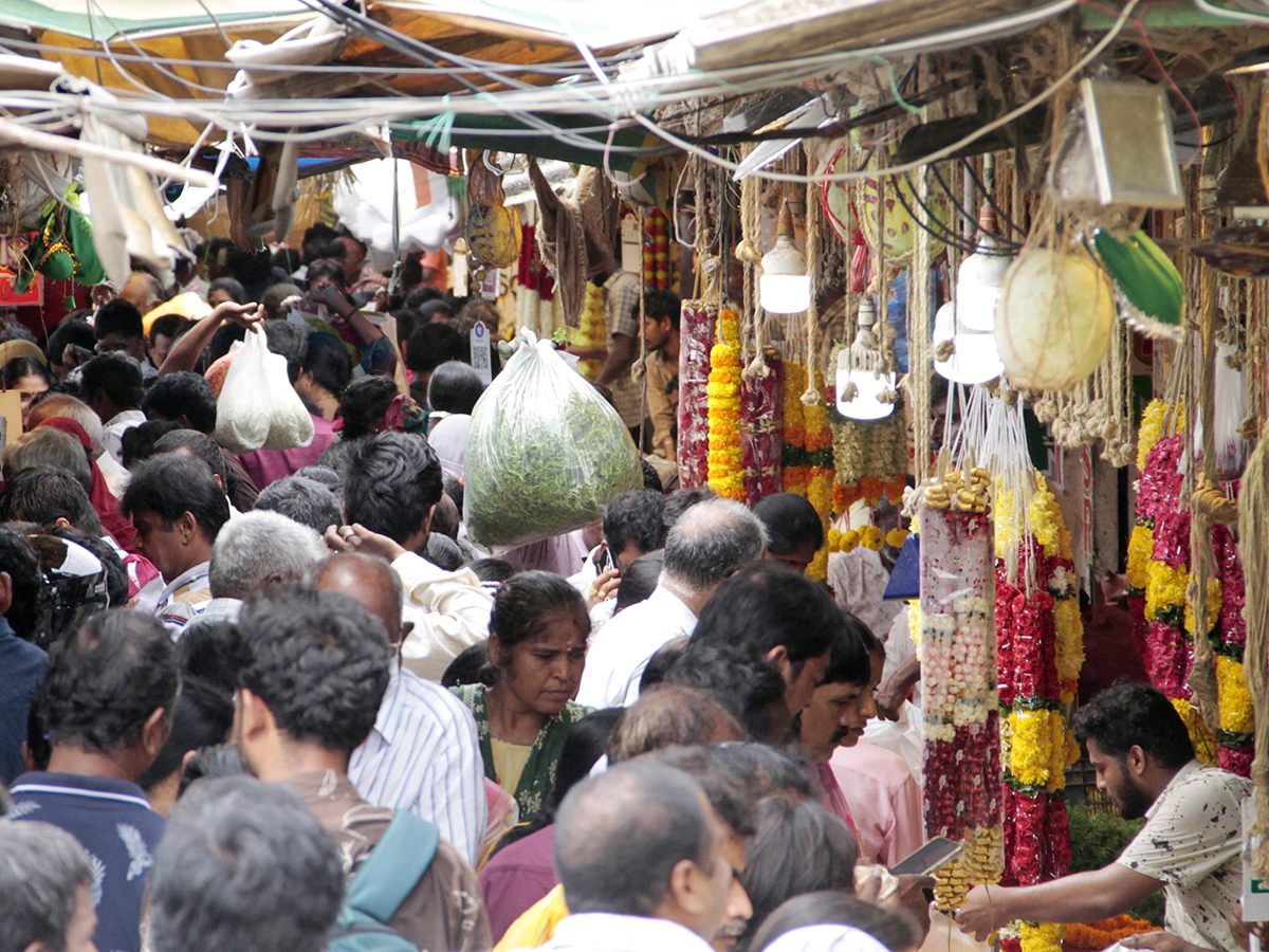 Rush In Markets : Varalakshmi Vratham 2026 HD Photos21