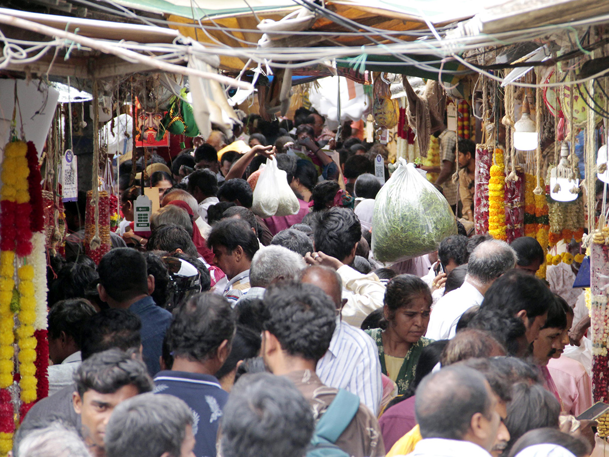 Rush In Markets : Varalakshmi Vratham 2026 HD Photos22