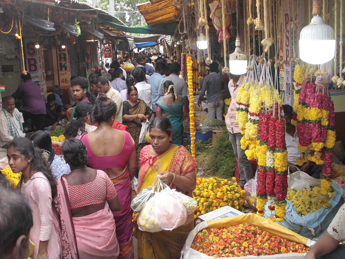 Rush In Markets : Varalakshmi Vratham 2026 HD Photos4