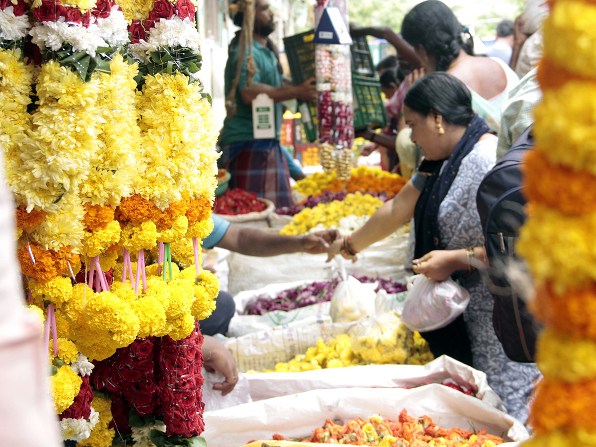 Rush In Markets : Varalakshmi Vratham 2026 HD Photos6