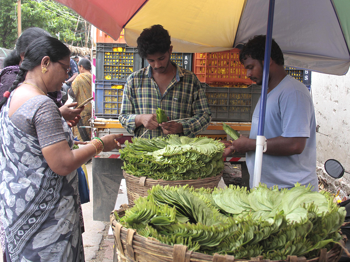 Rush In Markets : Varalakshmi Vratham 2026 HD Photos7