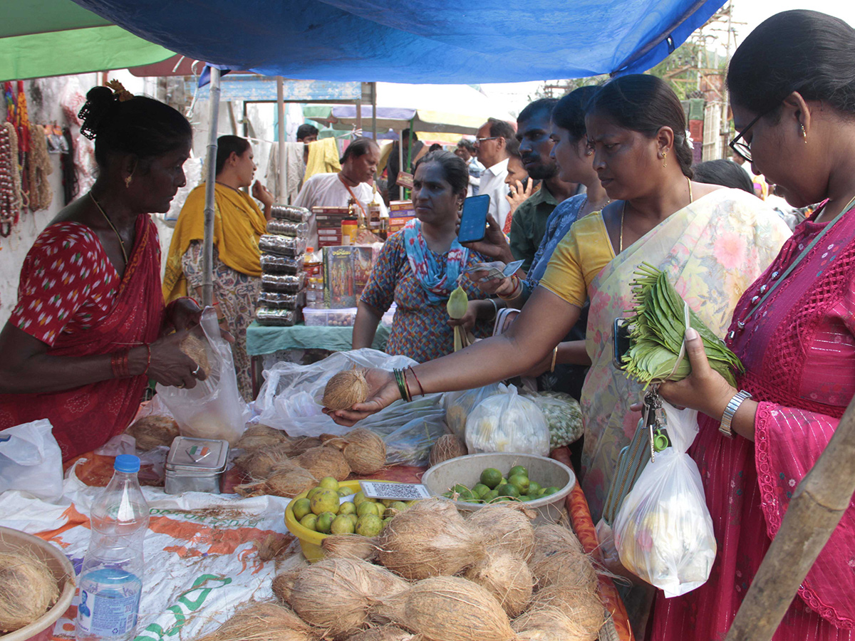 Rush In Markets : Varalakshmi Vratham 2026 HD Photos8