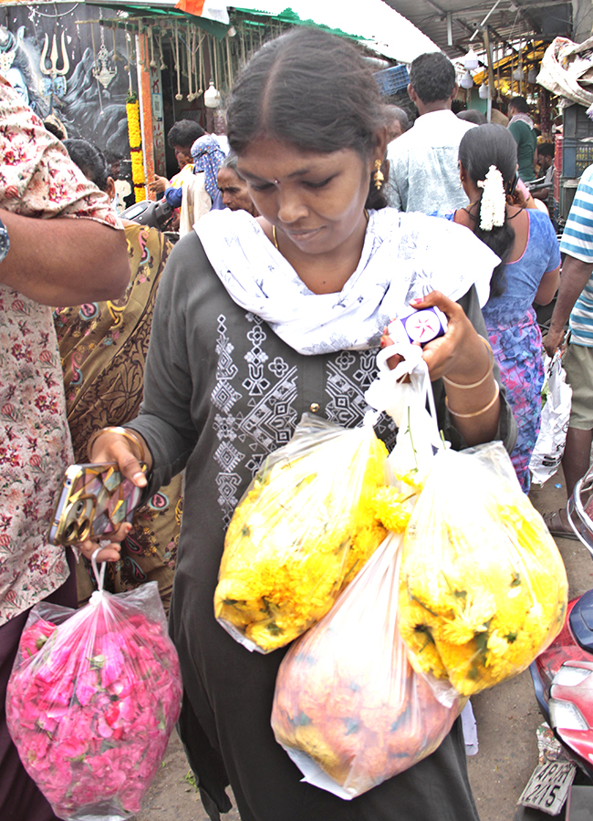 Rush In Markets : Varalakshmi Vratham 2026 HD Photos9