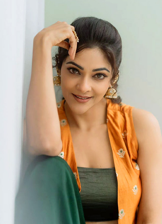 Malayalam Beauty Abhirami Stuns in a Beautiful Dress Photos3