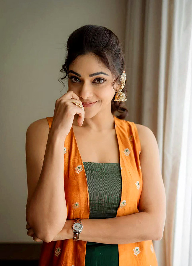 Malayalam Beauty Abhirami Stuns in a Beautiful Dress Photos4