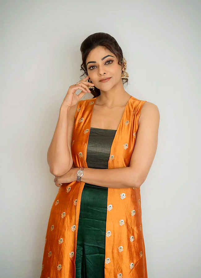 Malayalam Beauty Abhirami Stuns in a Beautiful Dress Photos5