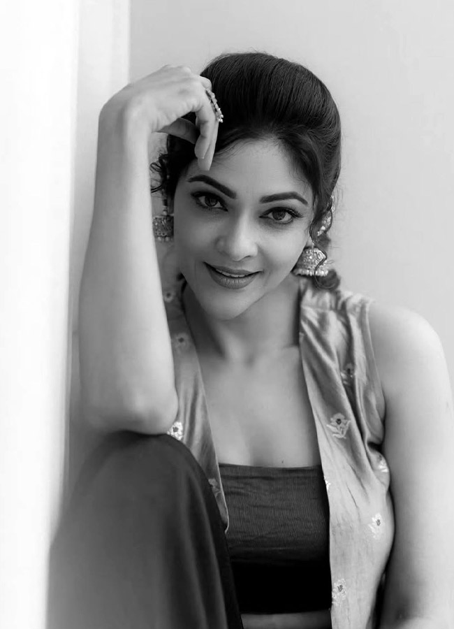 Malayalam Beauty Abhirami Stuns in a Beautiful Dress Photos8