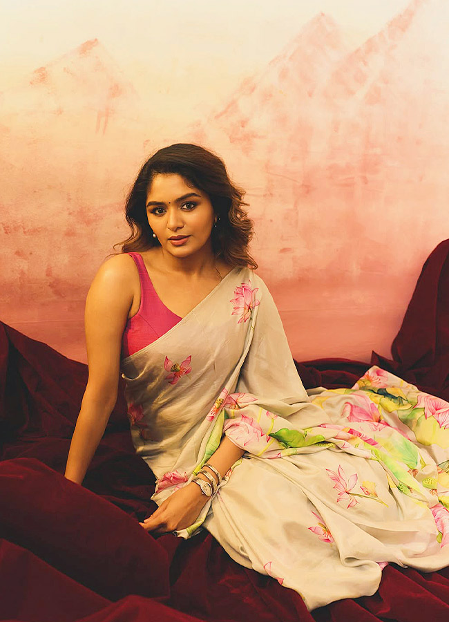 Actress Aditi Shankar Looks Stunning in a Saree Photos2