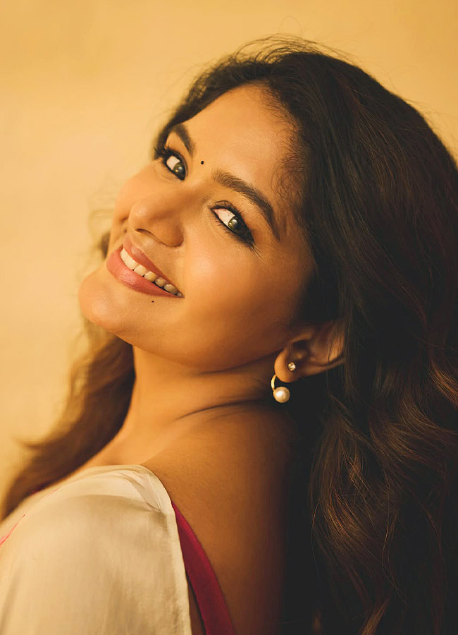 Actress Aditi Shankar Looks Stunning in a Saree Photos9