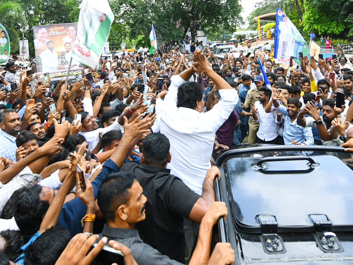 YS Jagan Blesses Newlywed Couple in Hyderabad Photos10