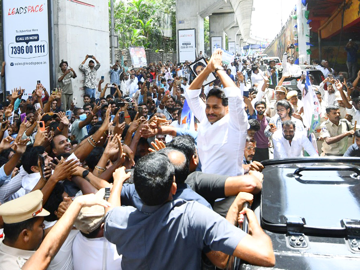 YS Jagan Blesses Newlywed Couple in Hyderabad Photos11
