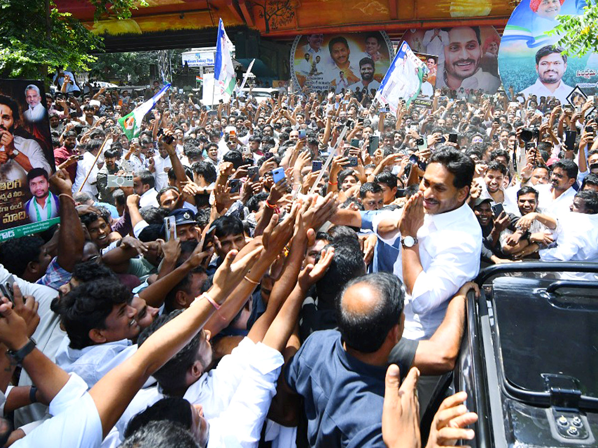 YS Jagan Blesses Newlywed Couple in Hyderabad Photos12