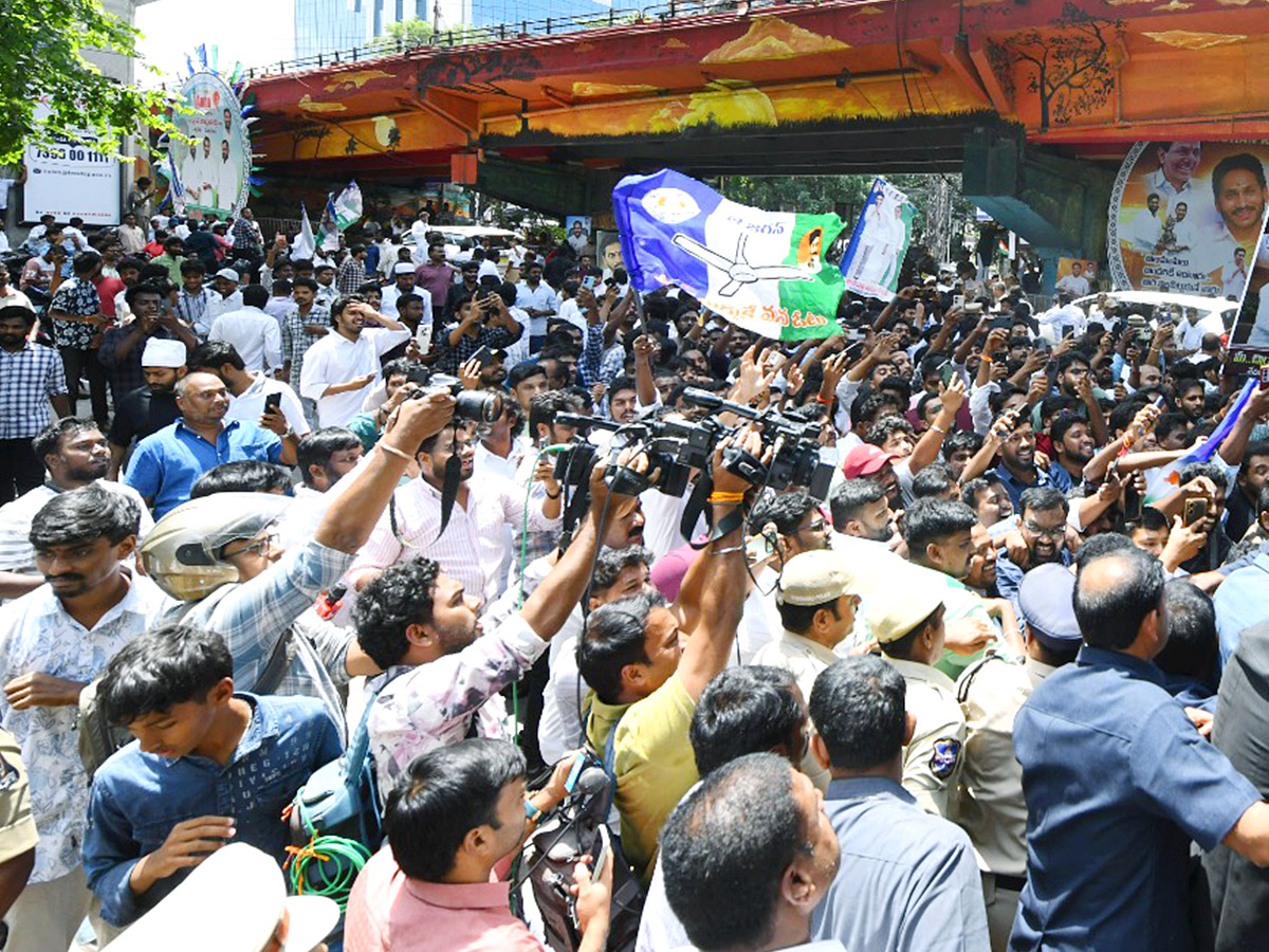 YS Jagan Blesses Newlywed Couple in Hyderabad Photos13